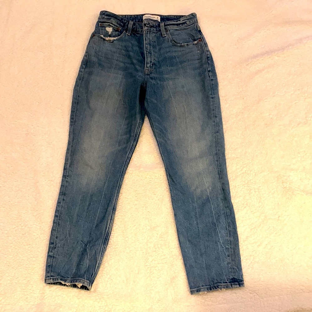Abercrombie & Fitch women’s high rise mom Jean. Size 28 waist. Size 6 Regular